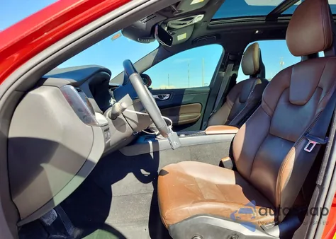 2018 Volvo Xc60 T5 Momentum из США, поврежденный, VIN YV4102RK7J1089076